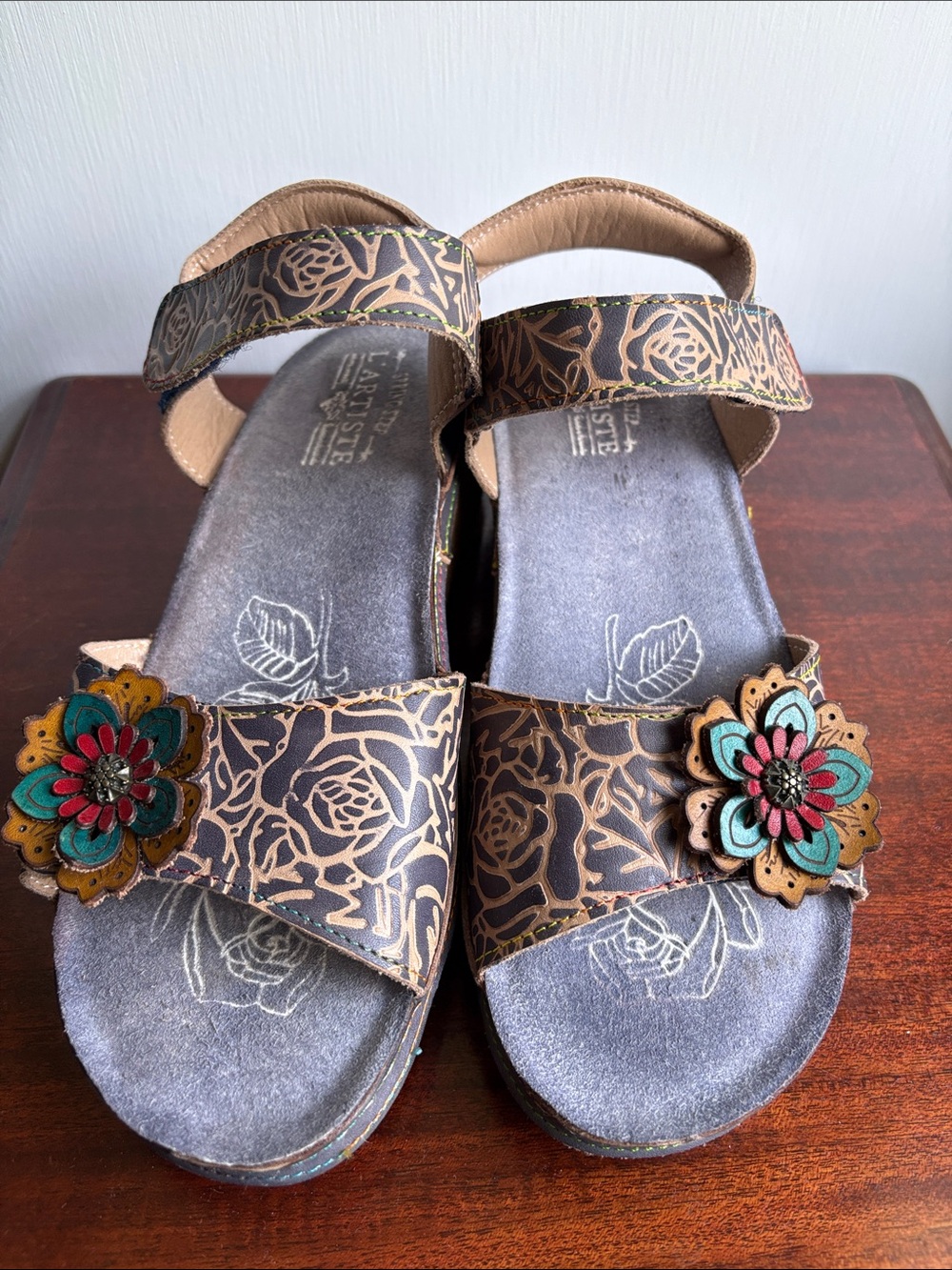 L'ARTISTE navy/tan multi Floral-Print Sandals with Teal & Red Flower Accents